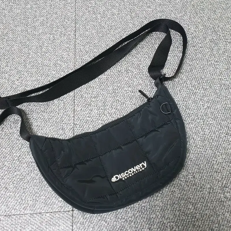 디스커버리 패딩 크로스백 가방 판매합니다