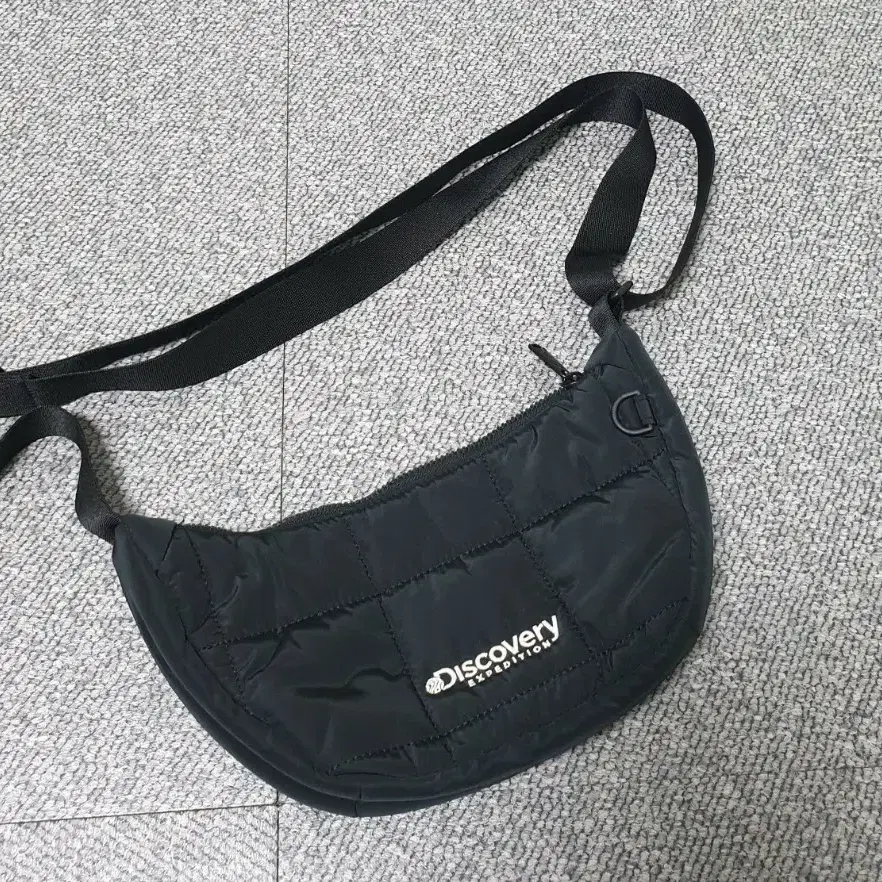 디스커버리 패딩 크로스백 가방 판매합니다