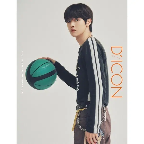 디아이콘 매거진 2024년 가을호 모델 포스터 성챁