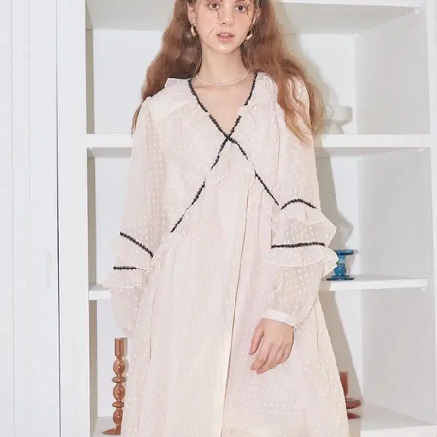 새상품 살롱드욘 레이스 포인트 쉬폰 원피스 아이보리 FREE