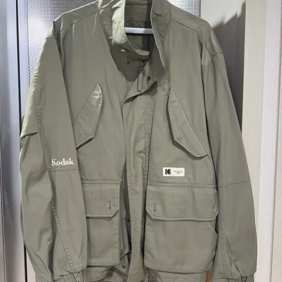 코닥 스탠넥 패딩 자켓 KHAKI