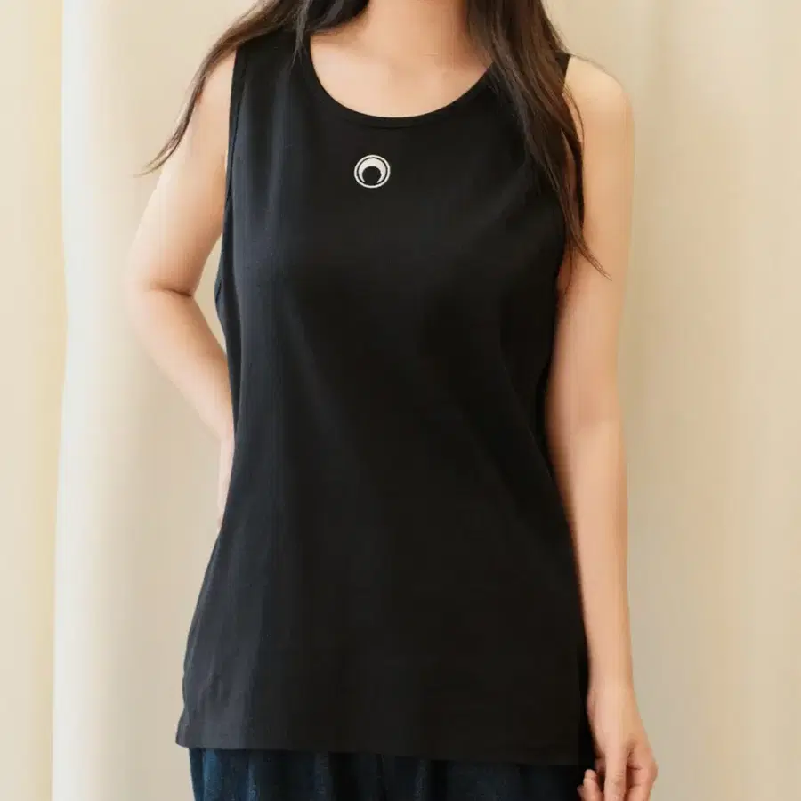 마린세르 한섬 보더라인 문 로고 골지 나시 슬리브리스 블랙