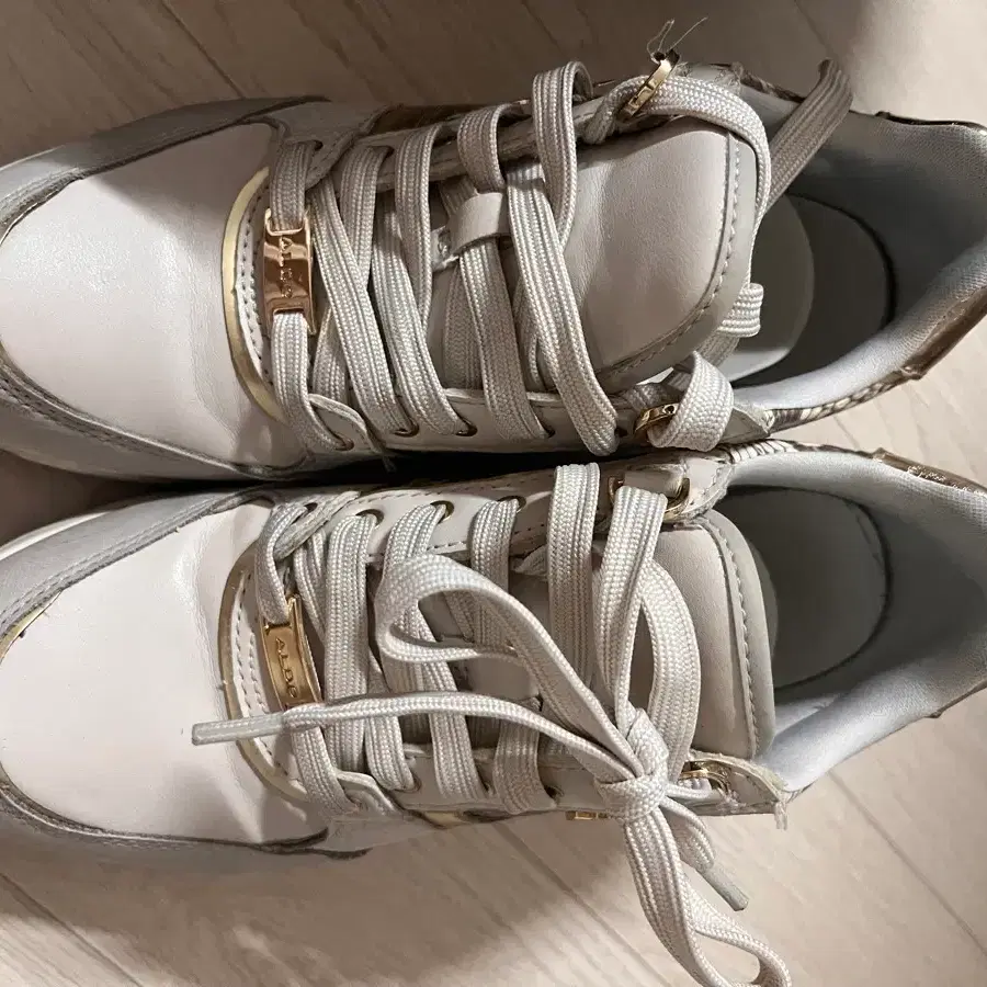 ALDO 화이트 골드 스니커즈 235