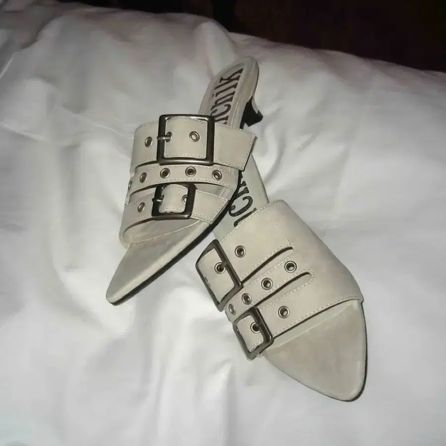 이크닉 907 three belted heels/ivory