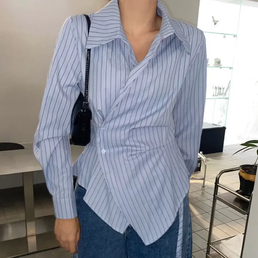 셔링 랩 버튼 블라우스 카라티 긴팔 블루 새상품