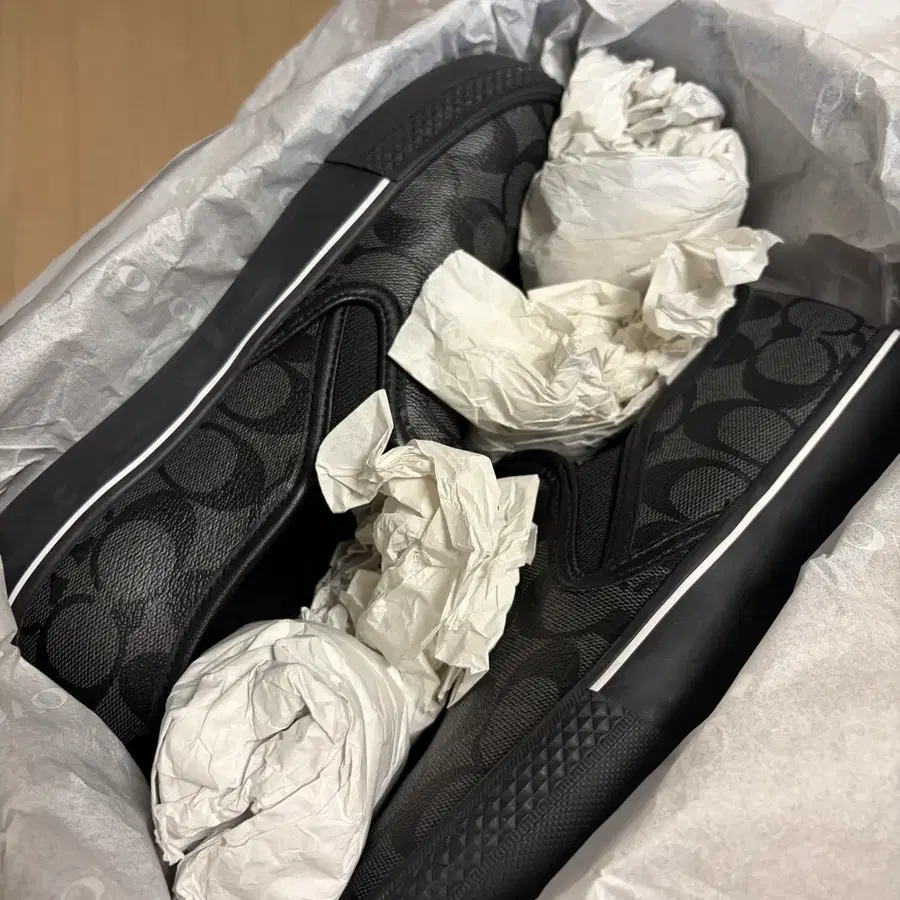 코치 블랙 로고 슬립온 260