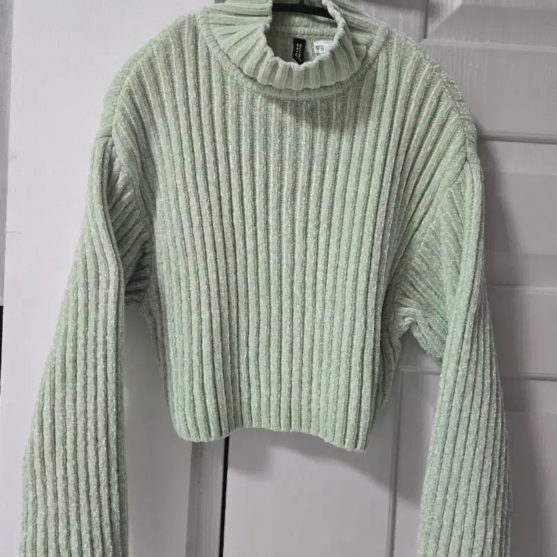 H&M divided)민트색 크롭 니트 터틀넥 55