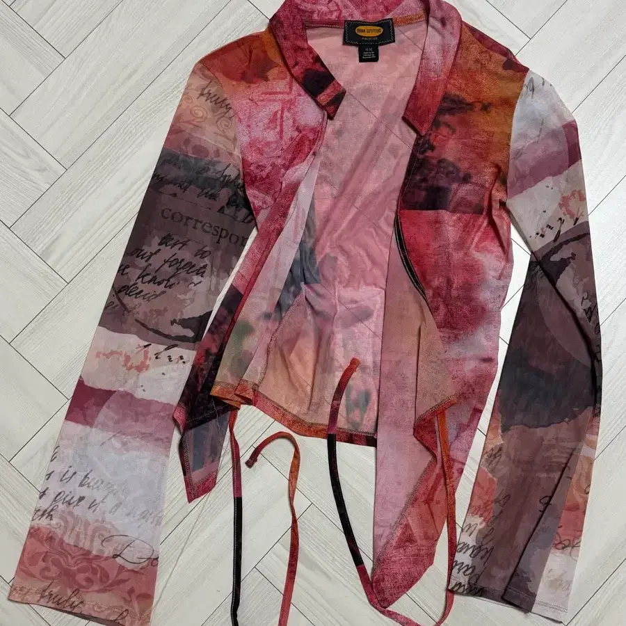 Urban Outfitters 프린팅 랩 시어 탑