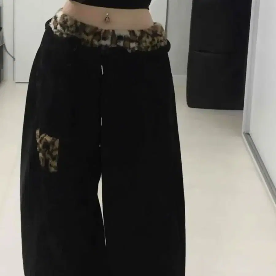 새상품) 에이블리 레오파드 호피 퍼 와이드 벌룬핏 트레이닝팬츠