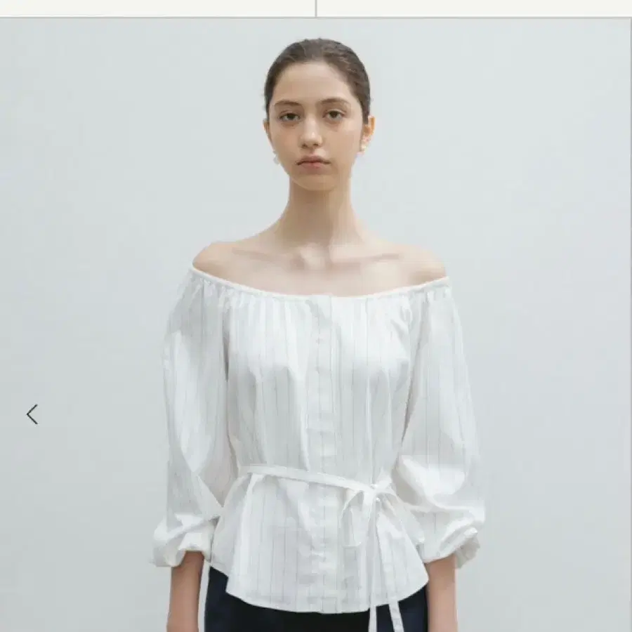 시에 sie 다리아 리넨 오프숄더 벨티드 블라우스