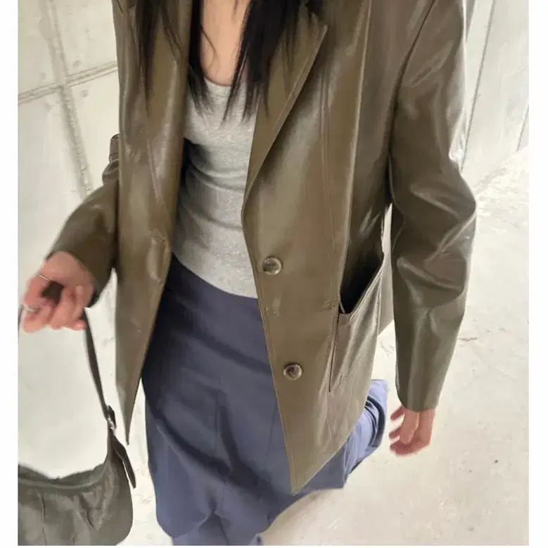 뮤로우 GLOSS LEATHER OVERFIT JACKET