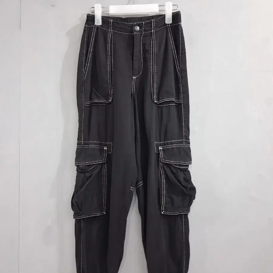 ALLSAINTS 블랙 스티치 카고 조거팬츠