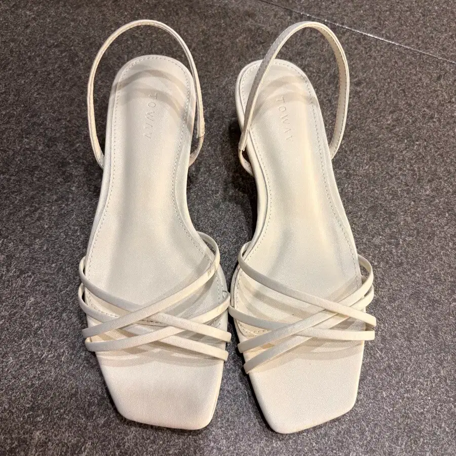 정가16만원/ 2회 착용 / 토와브 스트햅 샌들 화이트 LOWE STRAP SANDLE