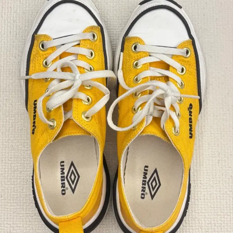 UMBRO 노란색 컨버스화 230
