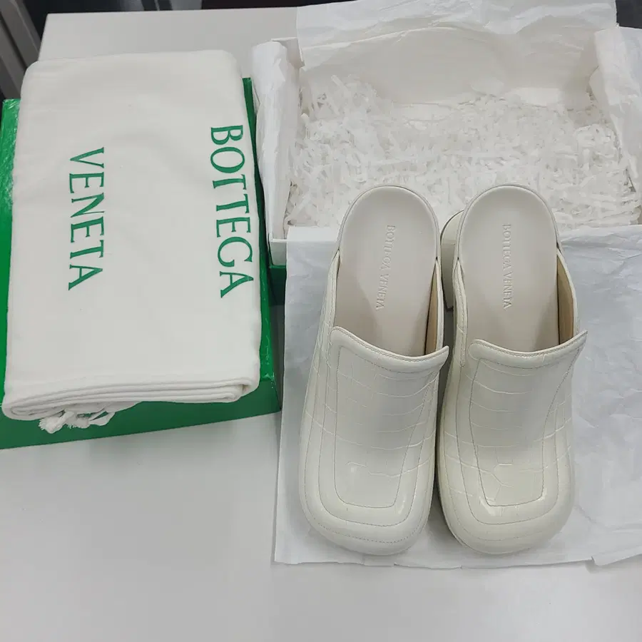 보테가 베네타 엠보스트 크로커다일 뮬