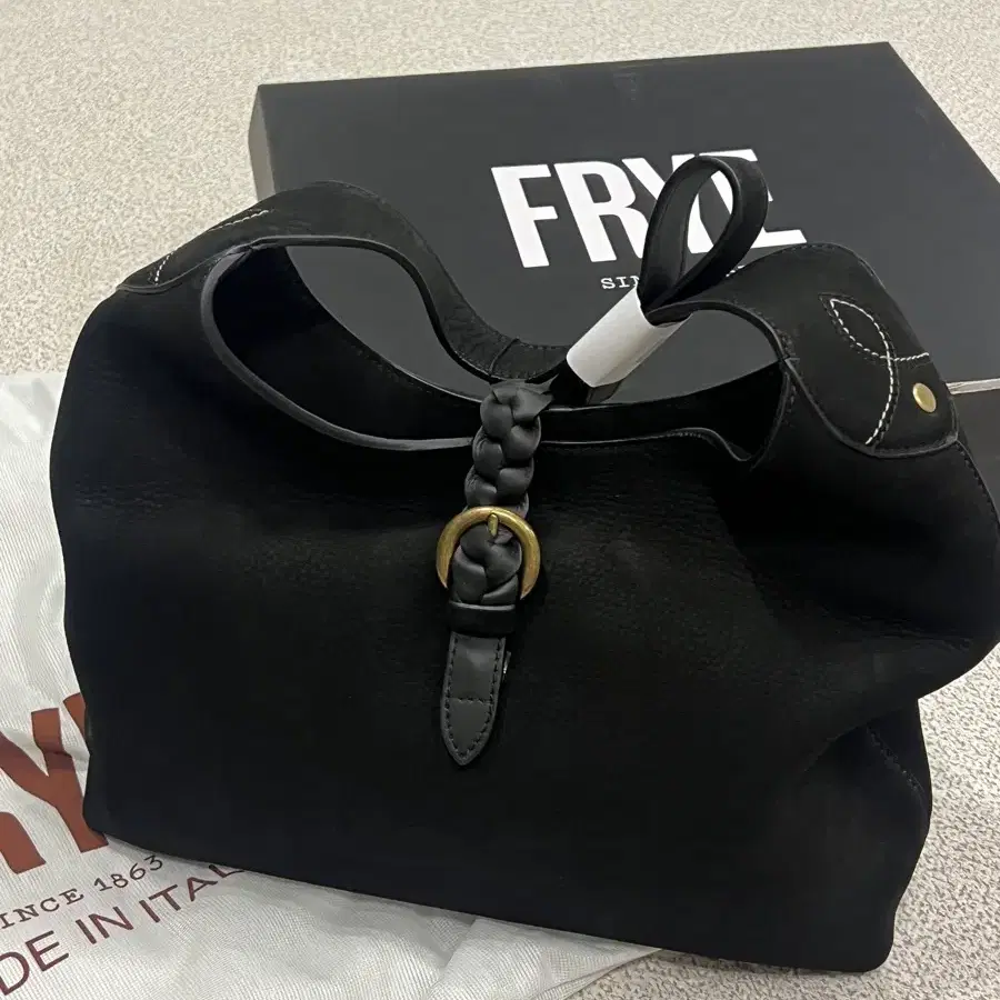 FRYE의 블랙 스웨이드 호보백