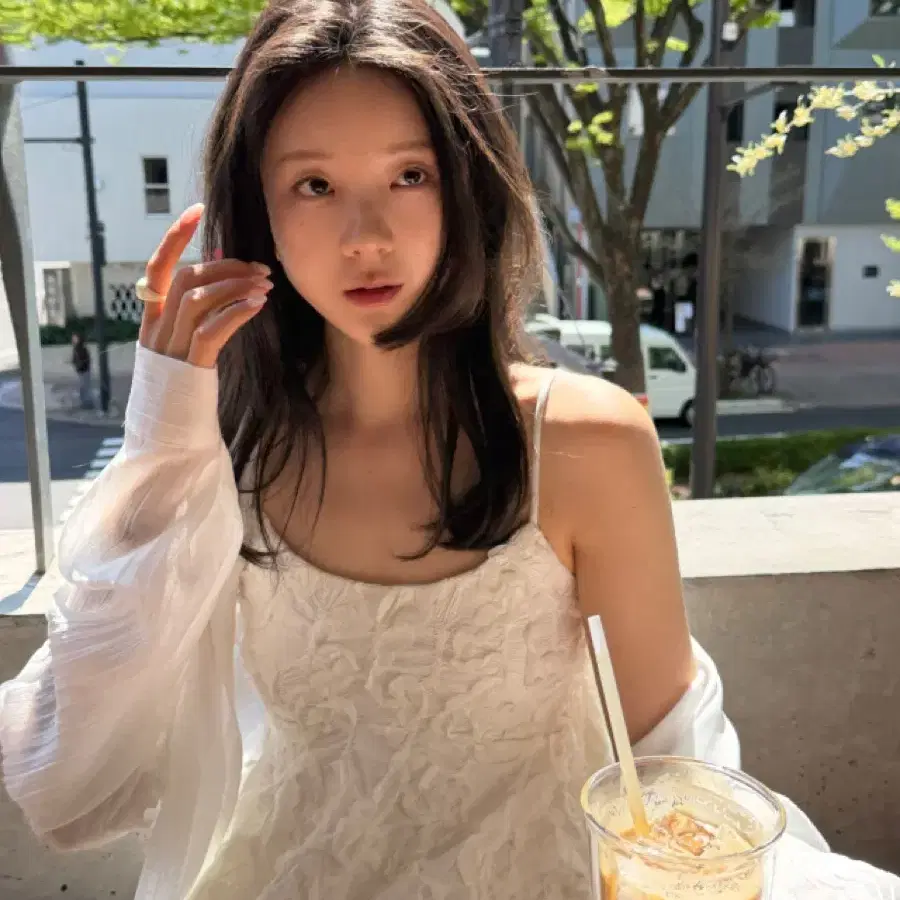 유이니 피타 아플리케 캐미 블라우스 아이보리
