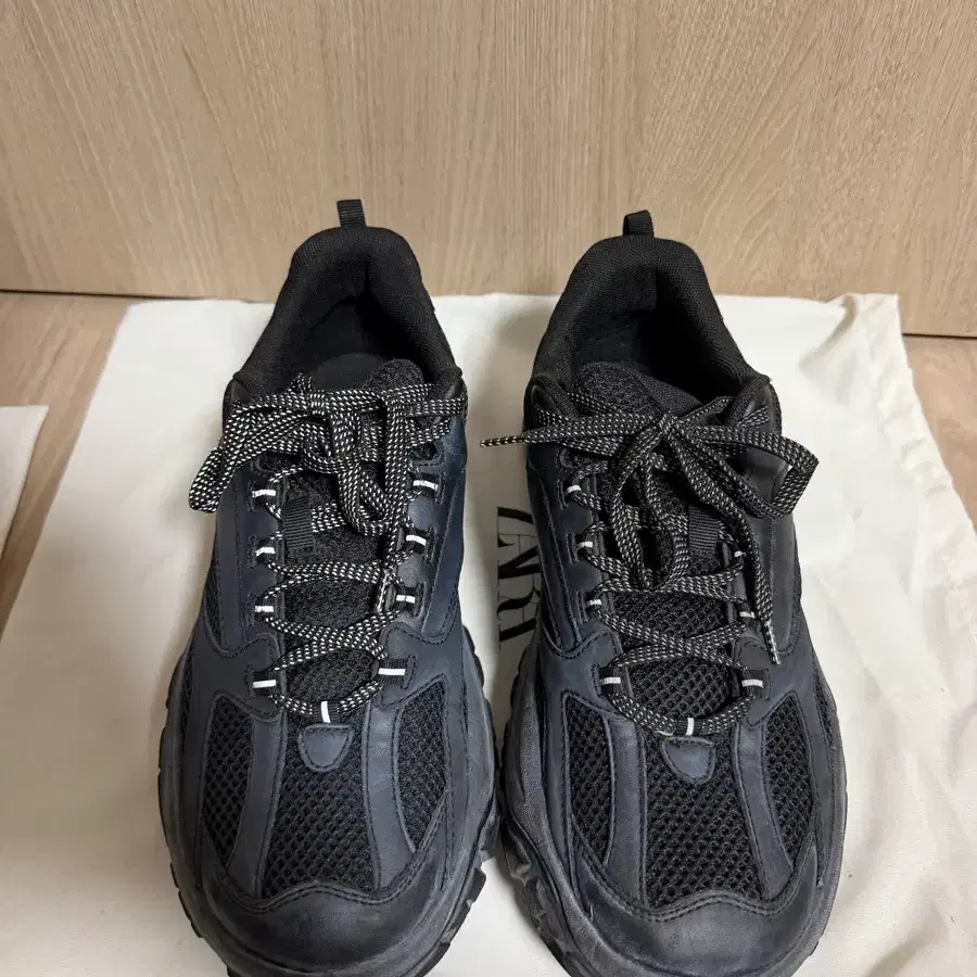 [275] 자라 텍스처 솔 러닝 스니커즈 블랙