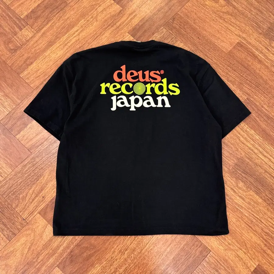 XL(110) DEUS 데우스 Strata 반팔 티셔츠