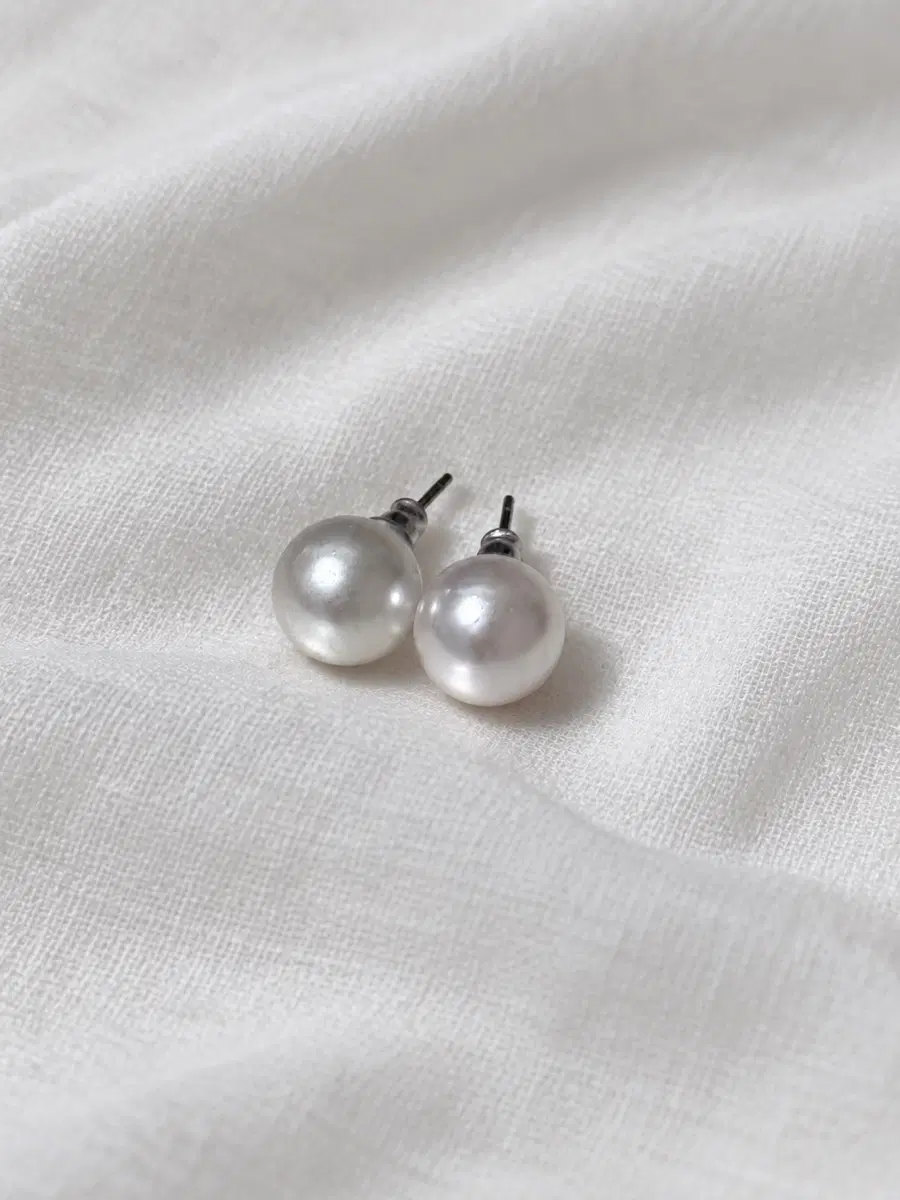 웨딩촬영 화이트 진주 귀걸이 10mm 판매합니다.