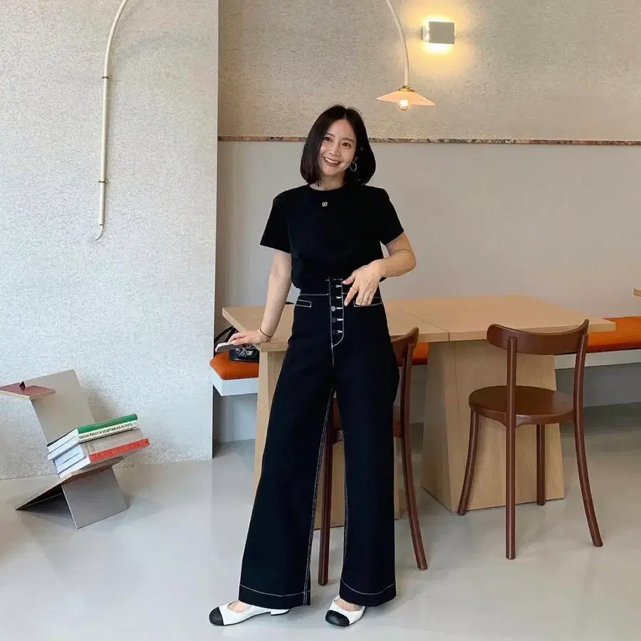 쇼트벗스터닝 블랙 스티치 버튼데님 XS(새상품)