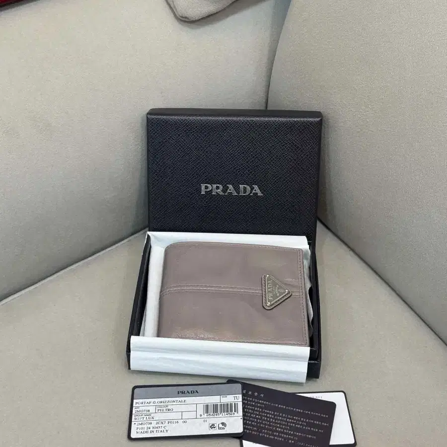 새상품 프라다 사피아노 반지갑