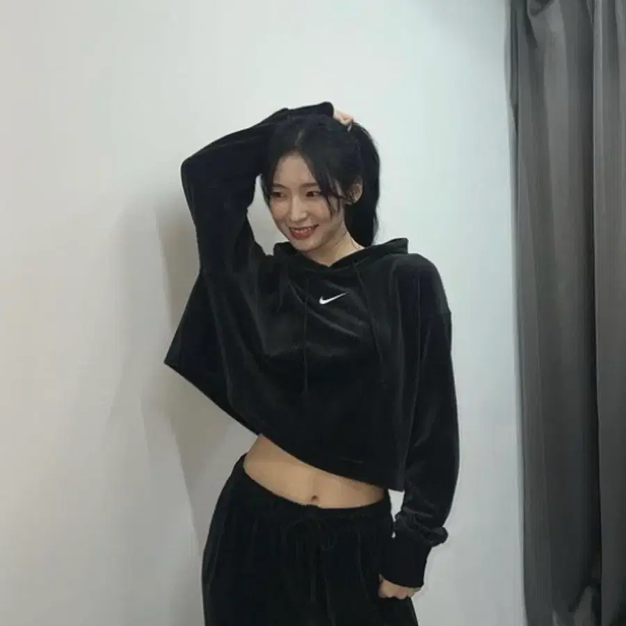 나이키 벨루어 코듀로이 크롭 후디 L (오마이걸 아린 착용)