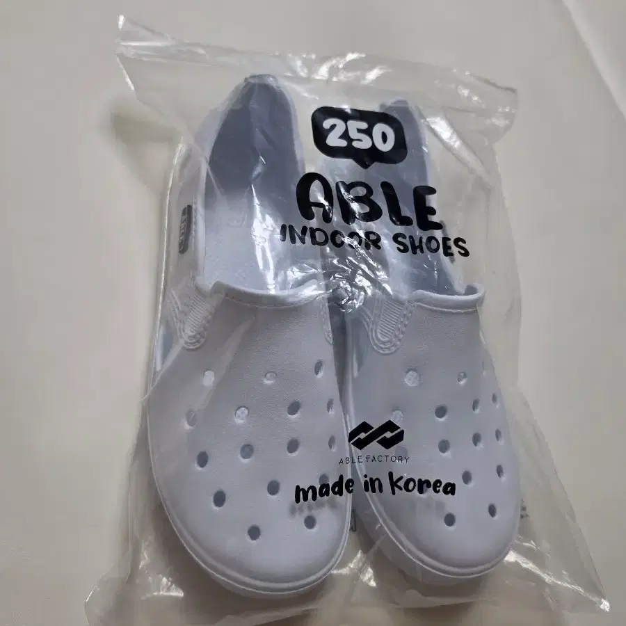 새상품 에이블 실내화 250mm 화이트