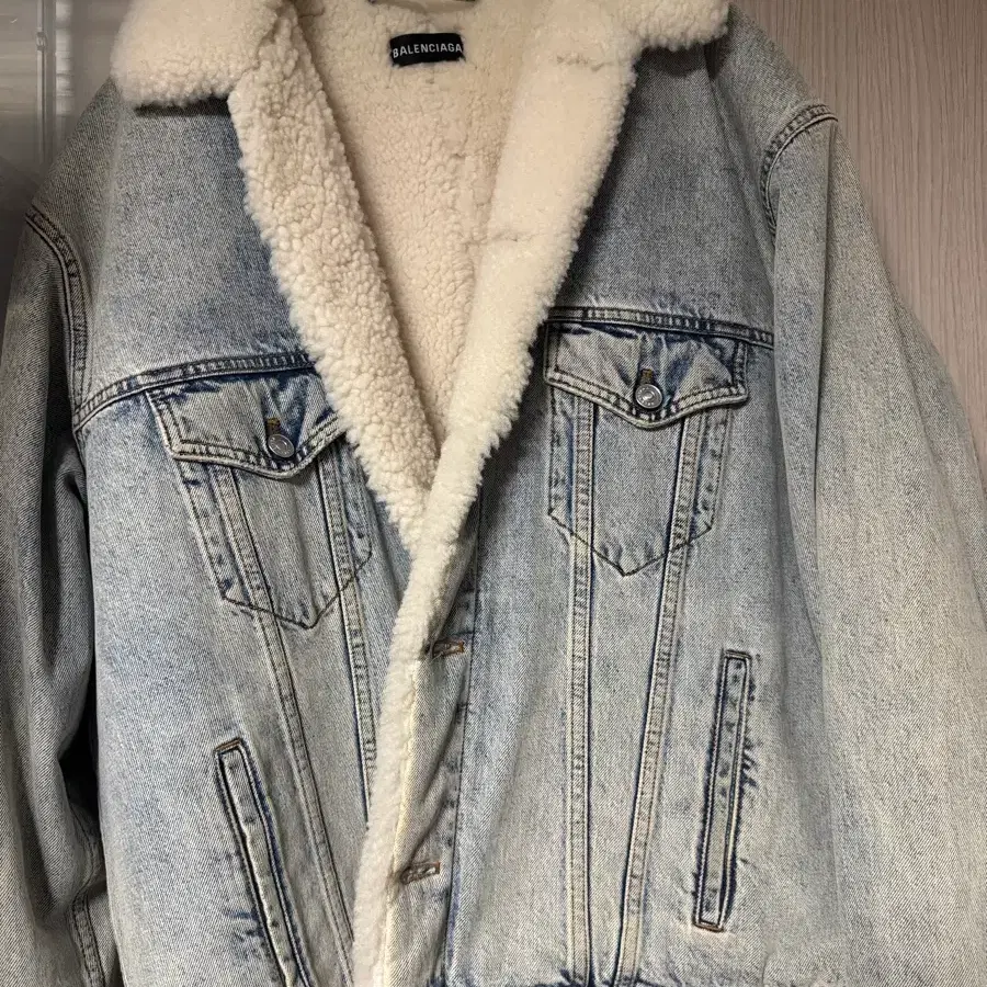 발렌시아가 시어링 데님 자켓