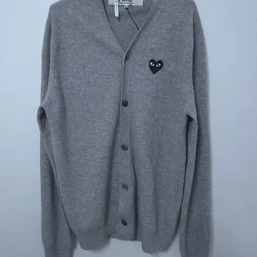 [105/XL/택포] 꼼데가르송 플레이 블랙하트 울 가디건 그레이 AZ-N024