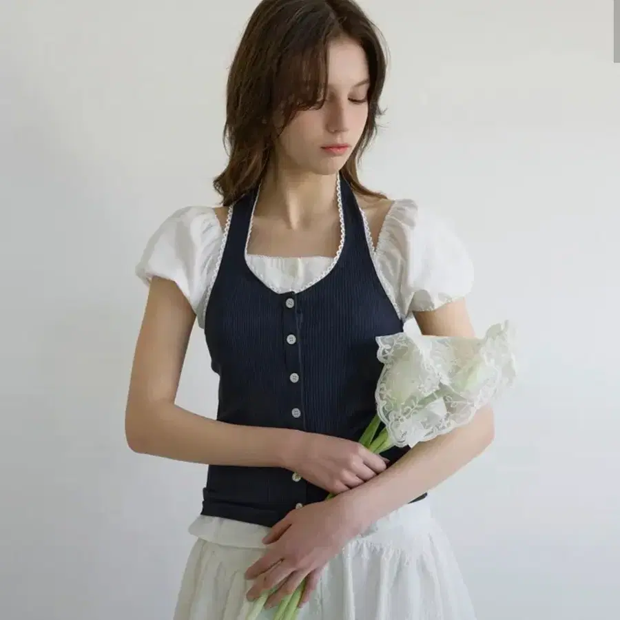 레터프롬문 레터즈 레이스 버튼 홀터넥 탑