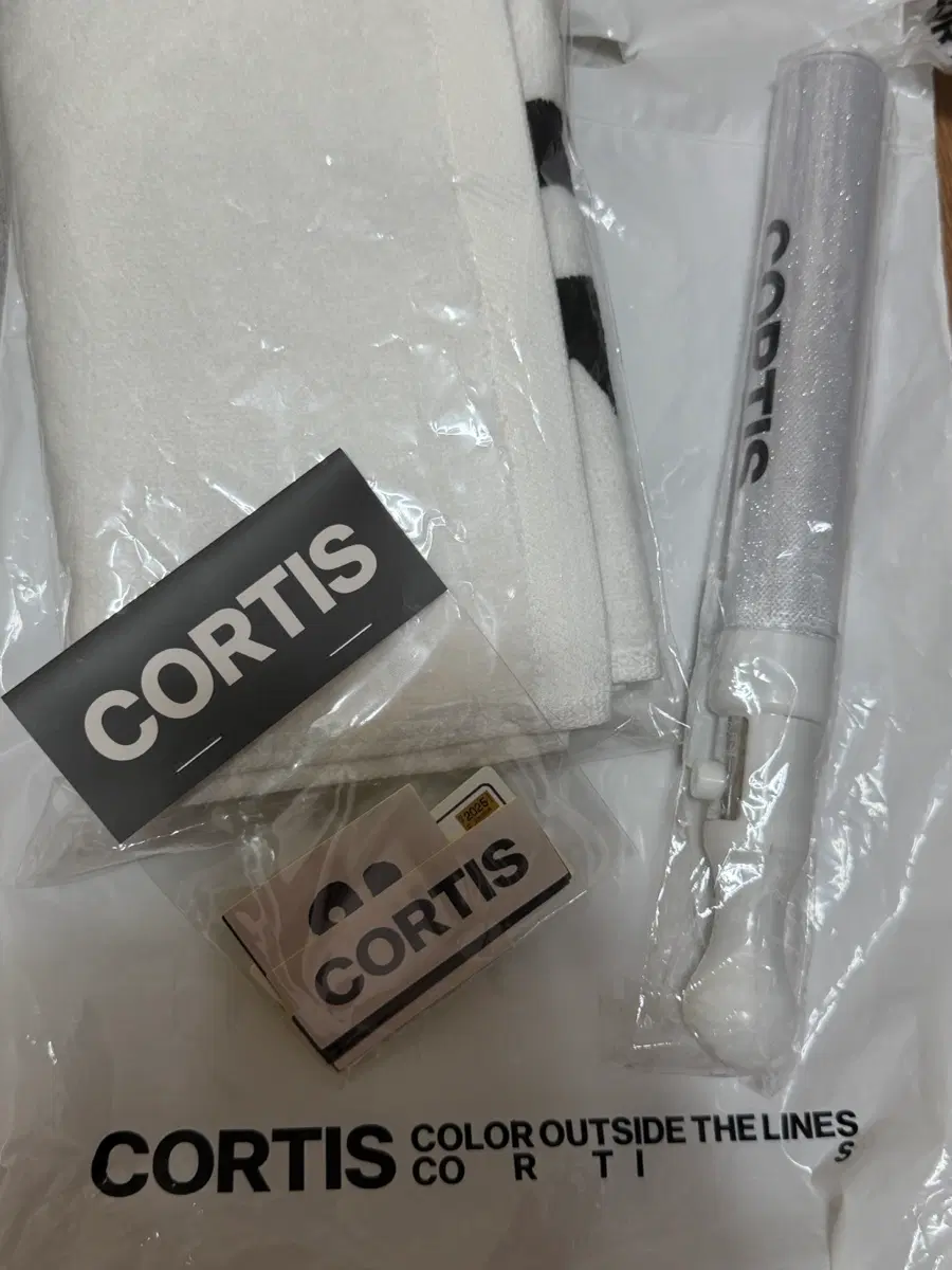 코르티스 cortis 데뷔 릴리즈 파티 타올, 응원봉, 스티커