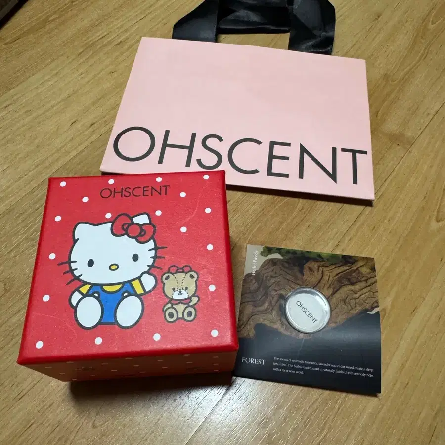 오센트 방향제 헬로키티+리필캡슐 쇼핑백