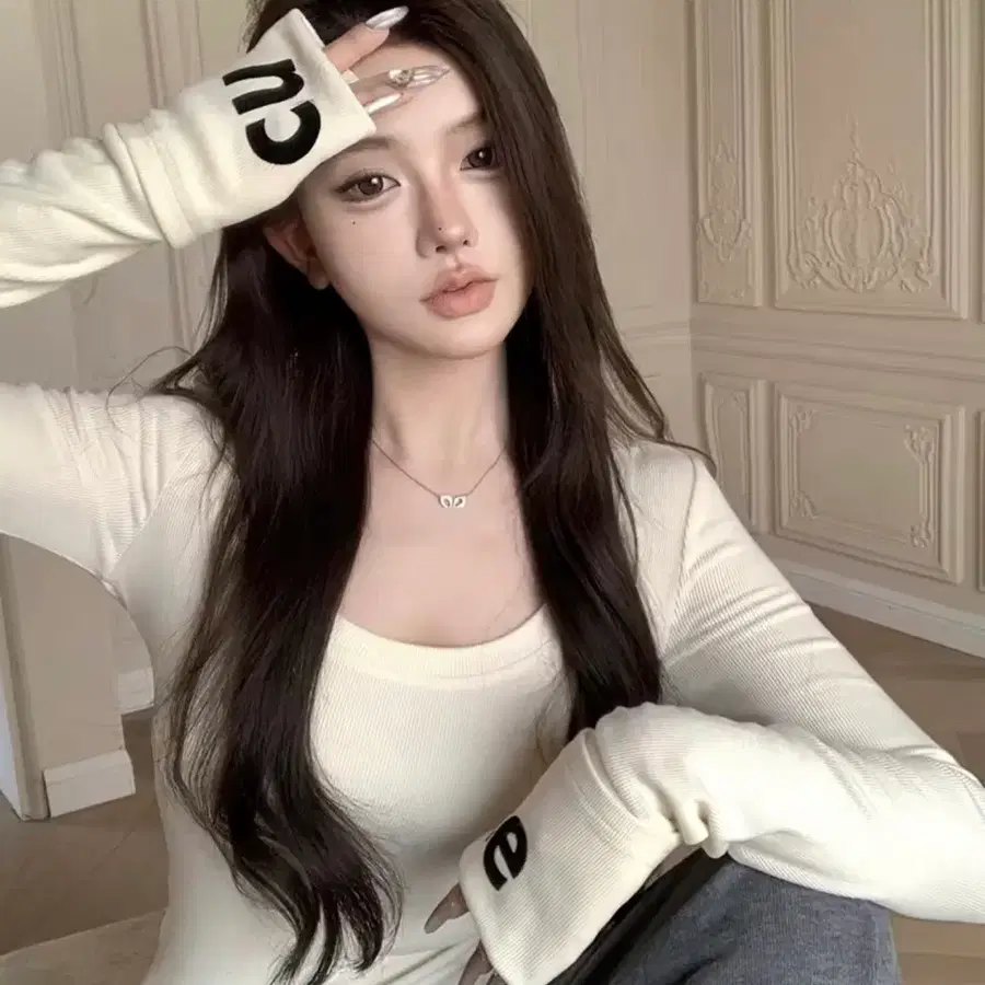 아이보리 슬림핏 레터링 롱슬리브