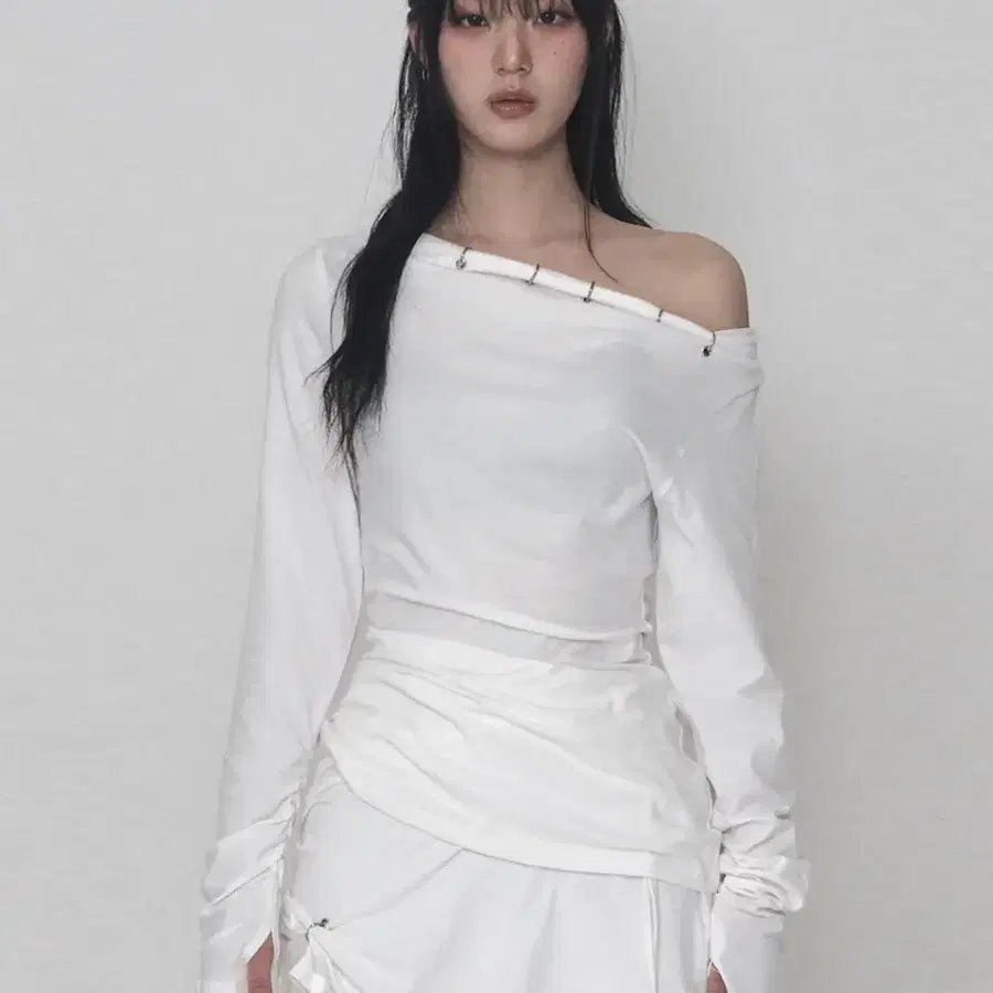 에트오소메 피어싱 드레이프 롱슬리브 긴팔 티셔츠 화이트