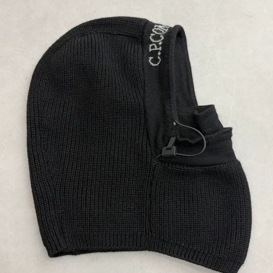 CP COMPANY 울 바이저 넥 햇 판매합니다.