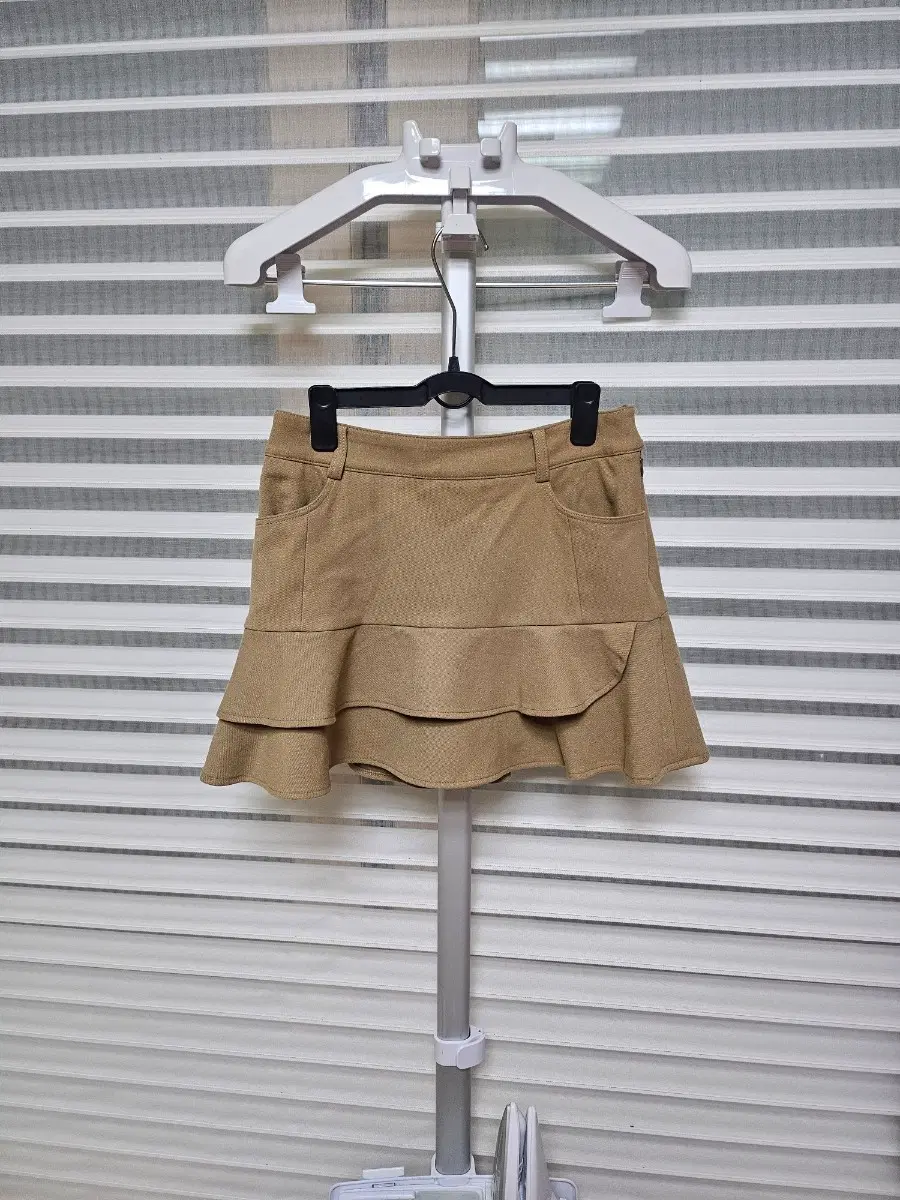 왁 베이지 색상 프릴 스커트