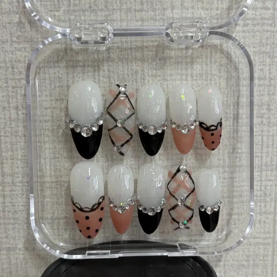 블랙 리본 네일