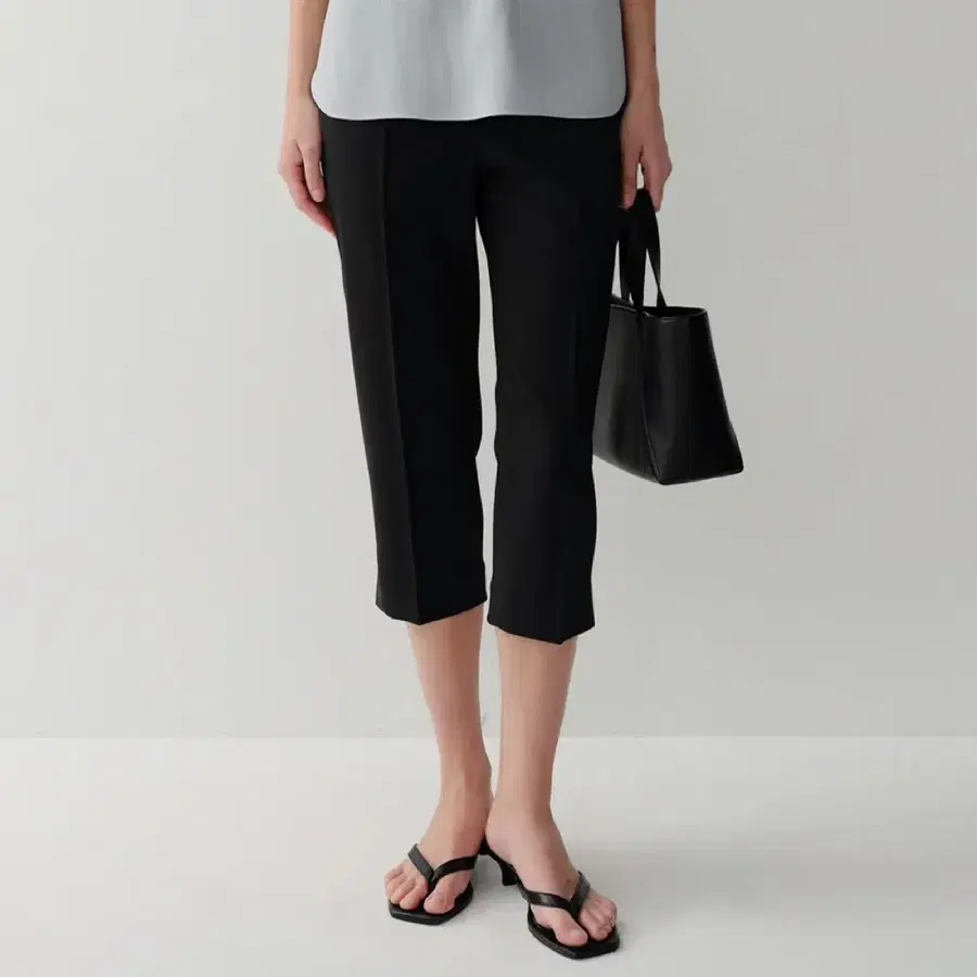 이아(EAAH) Finn Capri Pants (Black) 카프리 팬츠