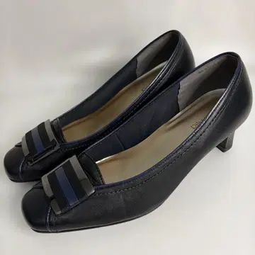 Rilassato 금장 장식 버클 펌프스 23cm 와이드 EEE