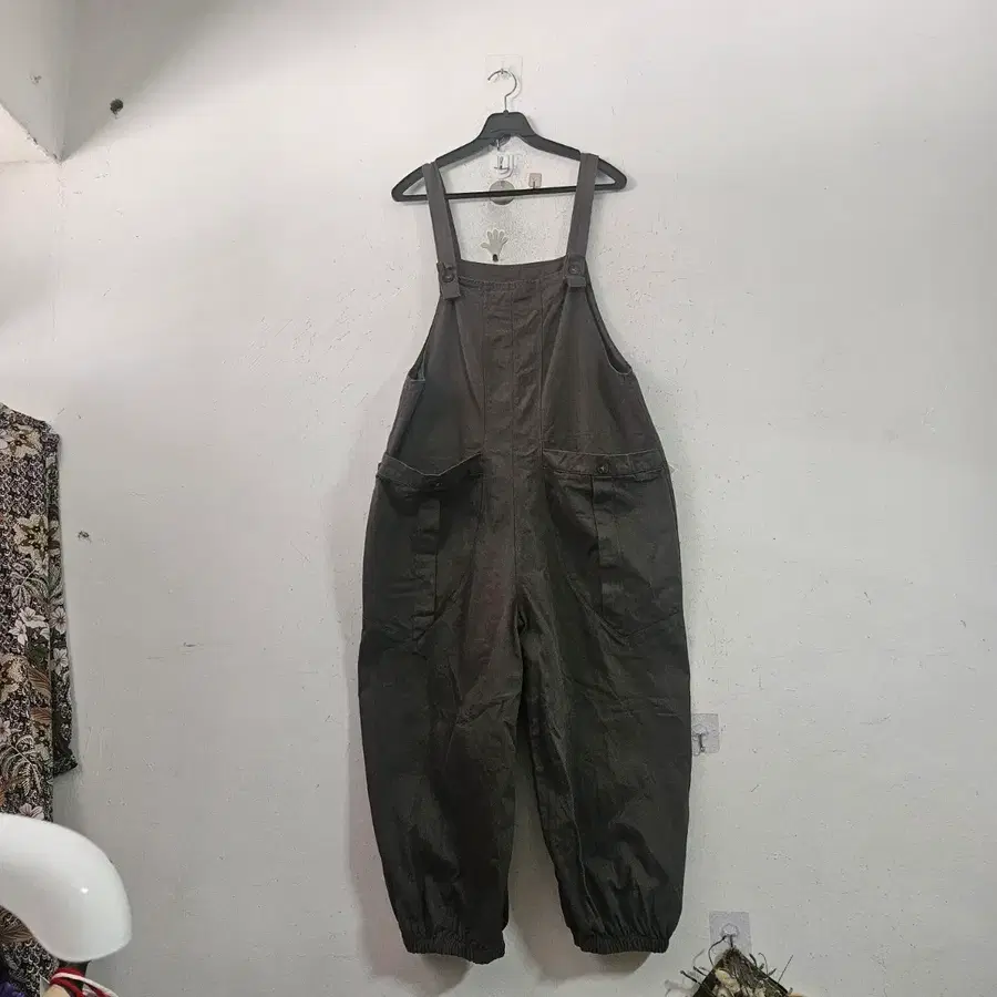 카키색 멜빵 바지