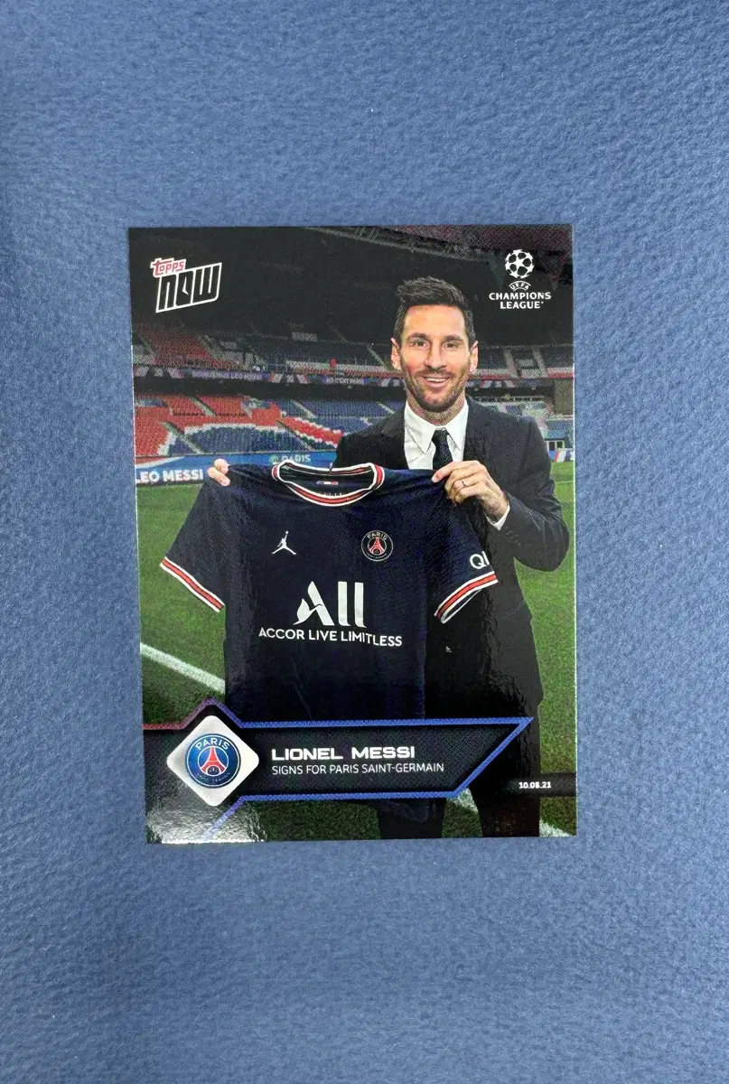 2021 Topps Now UEFA Champ 리오넬 메시 Signs for Paris Saint-Germain