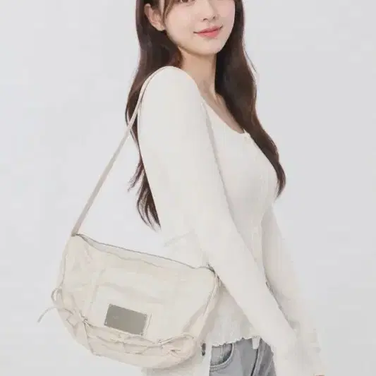 여F/마뗑킴 24FW 하프 셔링 리본 라운드 숄더백