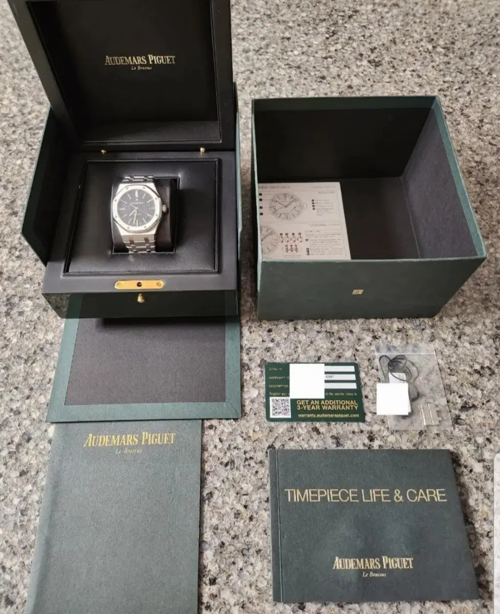 오데마피게 AP 로얄오크 스틸 검판 41mm 15400 판매합니다.