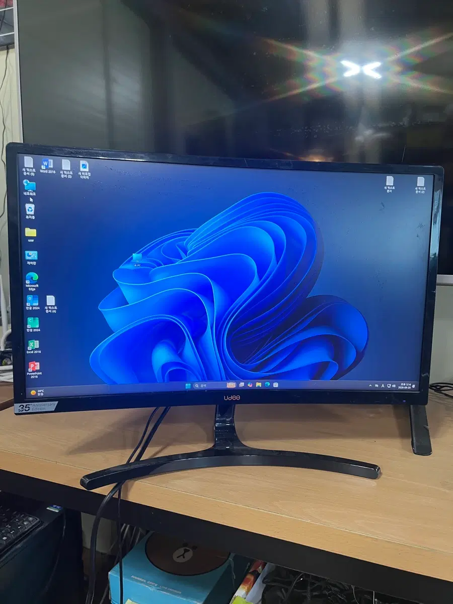 우디아 24인치 스폐셜 에디션 커브드 모니터 144HZ