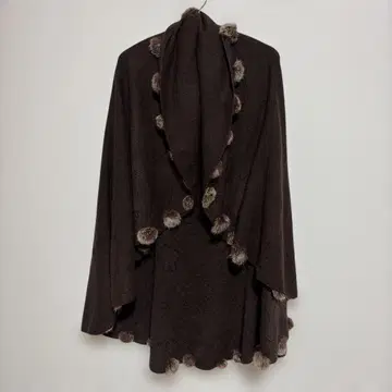 노브랜드 니트 판초 숄카라 퍼 노르딕 프리 브라운
