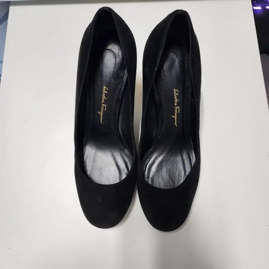 페라가모 LUCCA 85 Suede Pumps / 01M785 플라워힐 포인트 스웨이드 펌프스힐