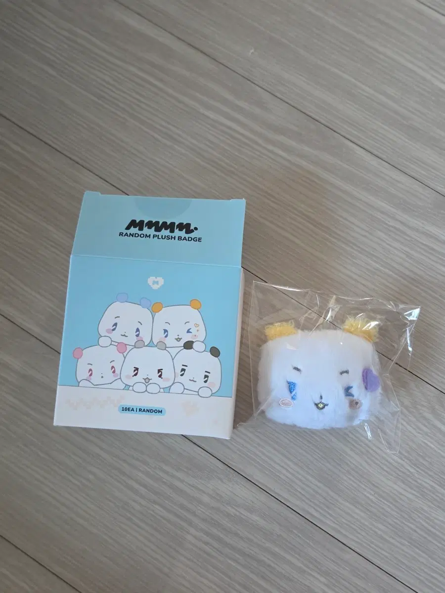 플레이브 MMMM 뫄 뱃지