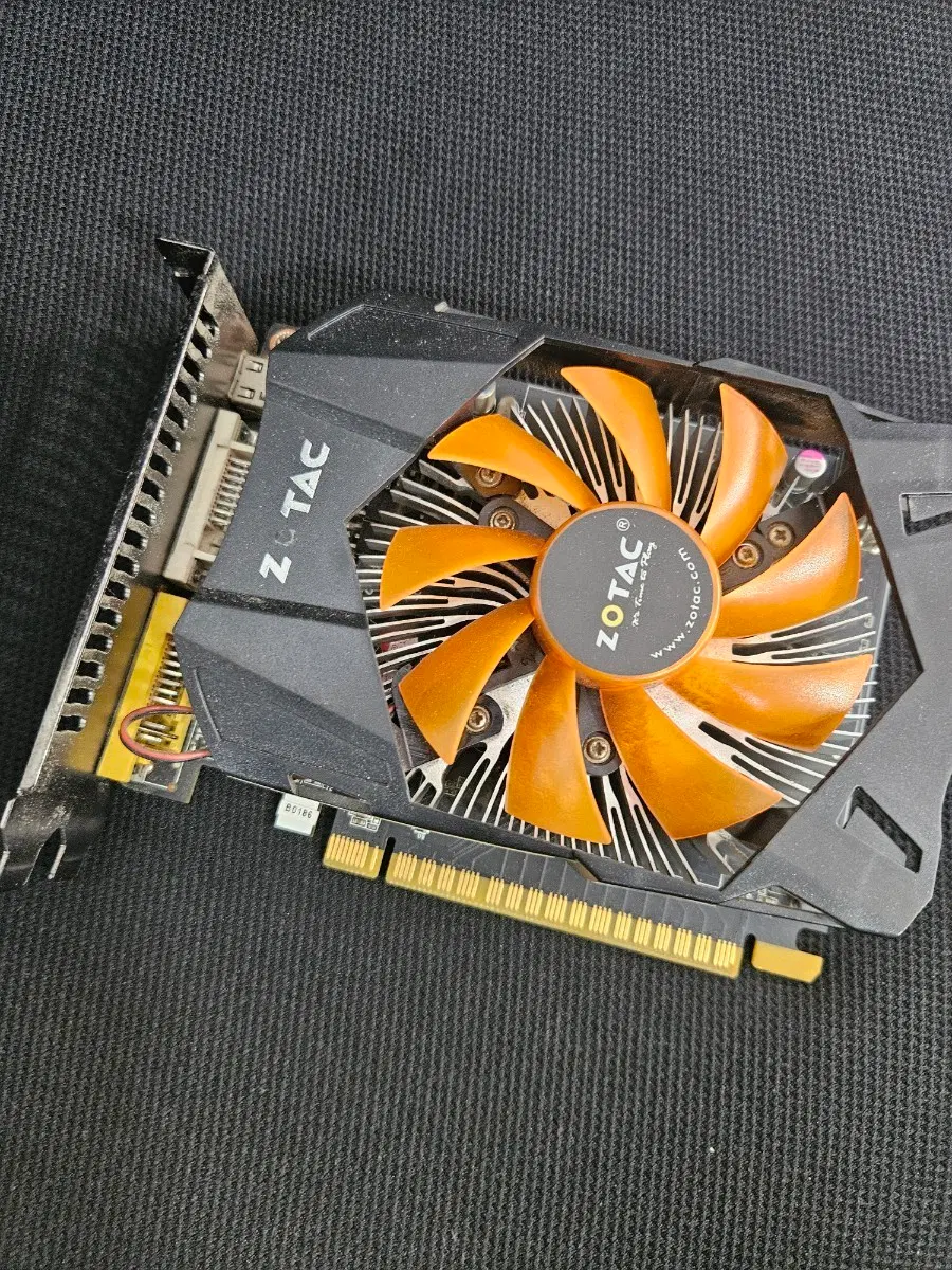 조탁 ZOTAC GTX650 그래픽카드 팝니다.사용하는게 문제 없습니다.서버용 컴퓨터에서 사용을 했었다가 계속 보관만 했어요.깨끗한 상태입니다.
