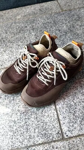 브라운 아웃도어 신발 로우컷